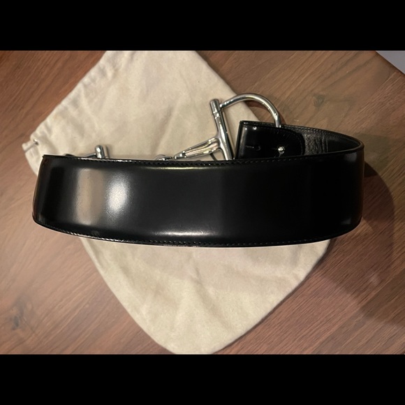 Gucci statement piece with oversized silver buckle and shiny leather strap - Picture 8 of 9